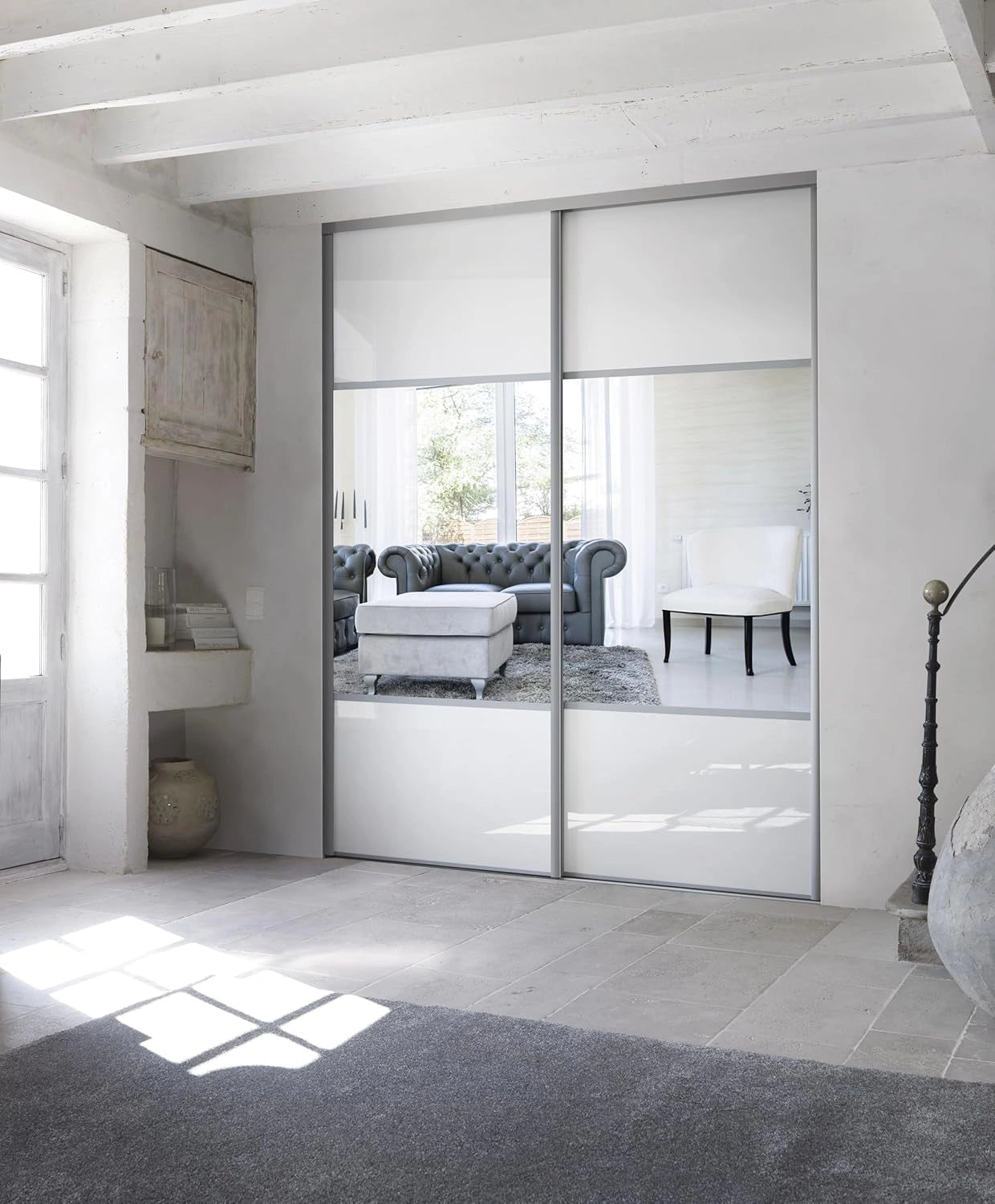 Porte de placard coulissante blanche brillante avec miroir argenté, 250x180 cm